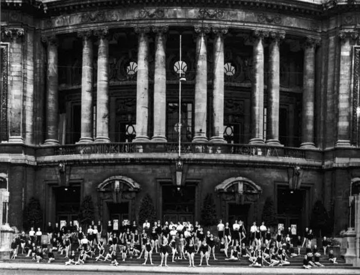 Leerlingen ballet in de Koninklijke Vlaamse Opera 