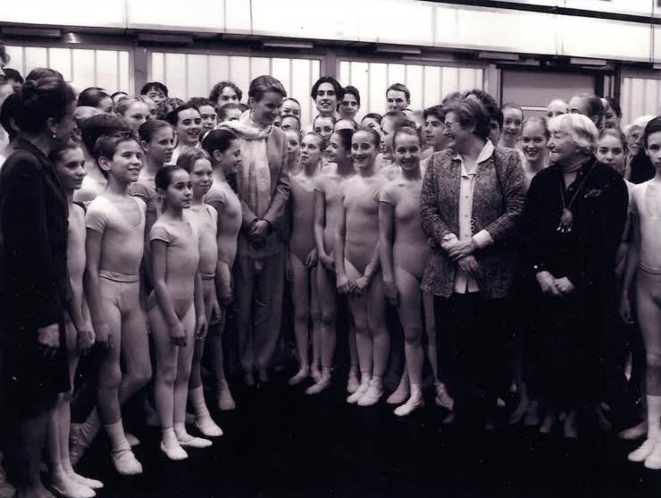 Toenmalig prinses Mathilde met de leerlingen van de balletschool 